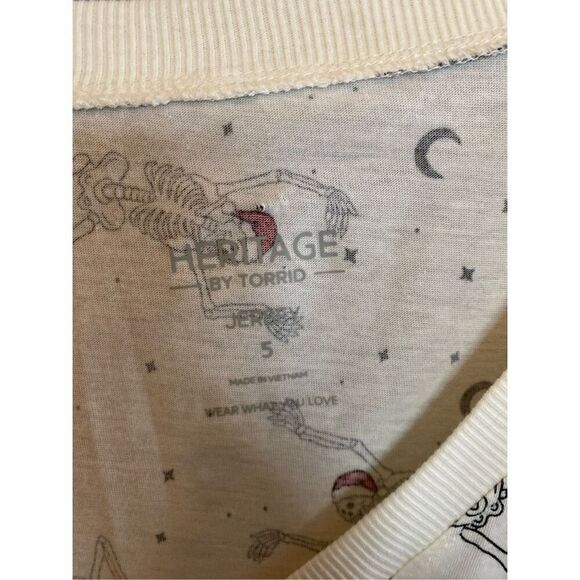 Torrid women’s plus size relaxed, fit short sleeve, V-neck skeleton T-shirt, siz - Picture 5 of 5